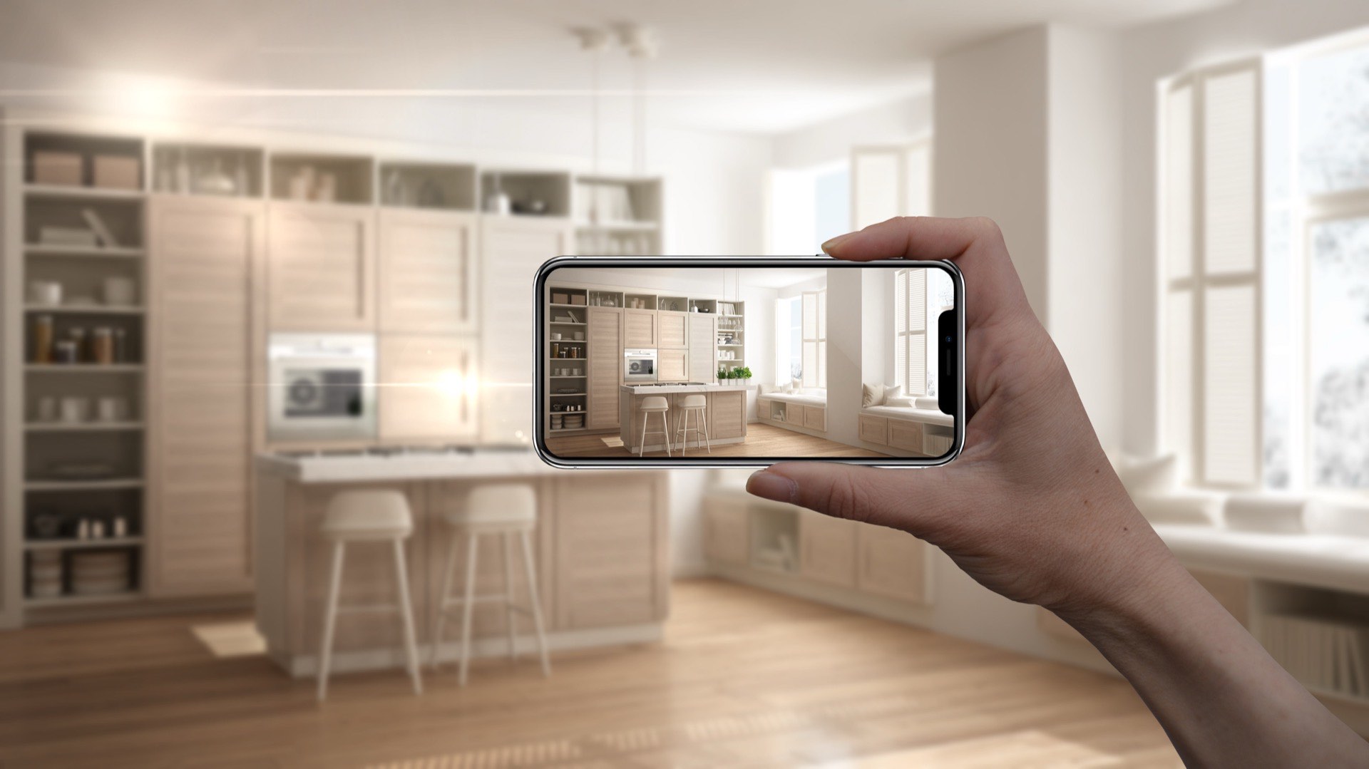 Main prenant une photo d'une pièce pour estimation déménagement