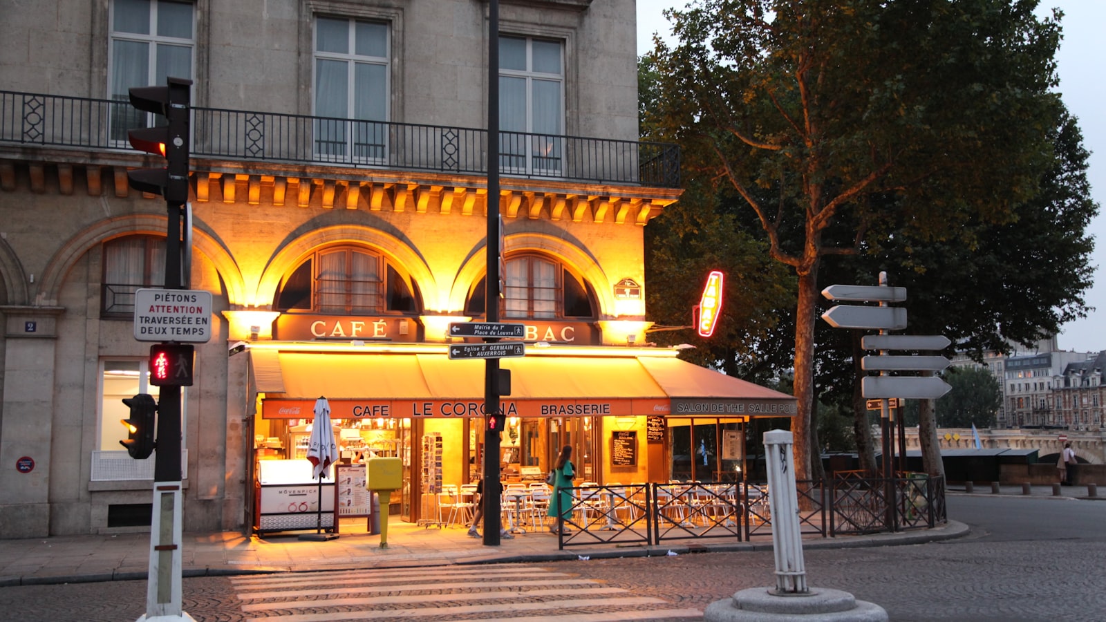 Centre-ville — accès camion déménagement, façades typiques, parking