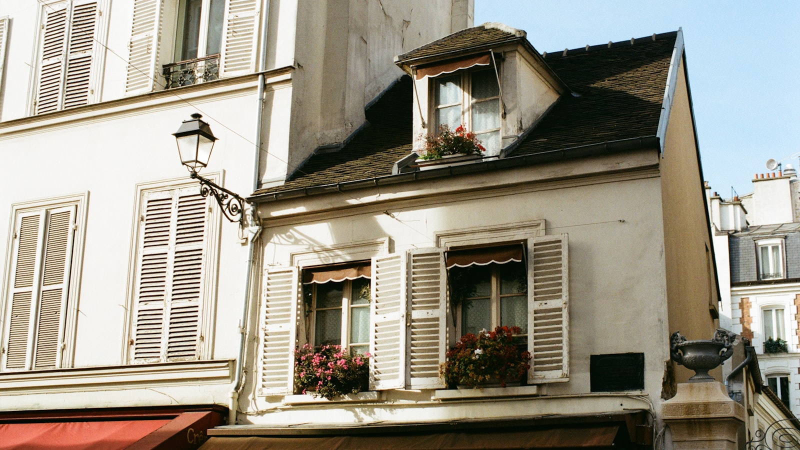 Dervallières — accès camion déménagement, façades typiques, parking