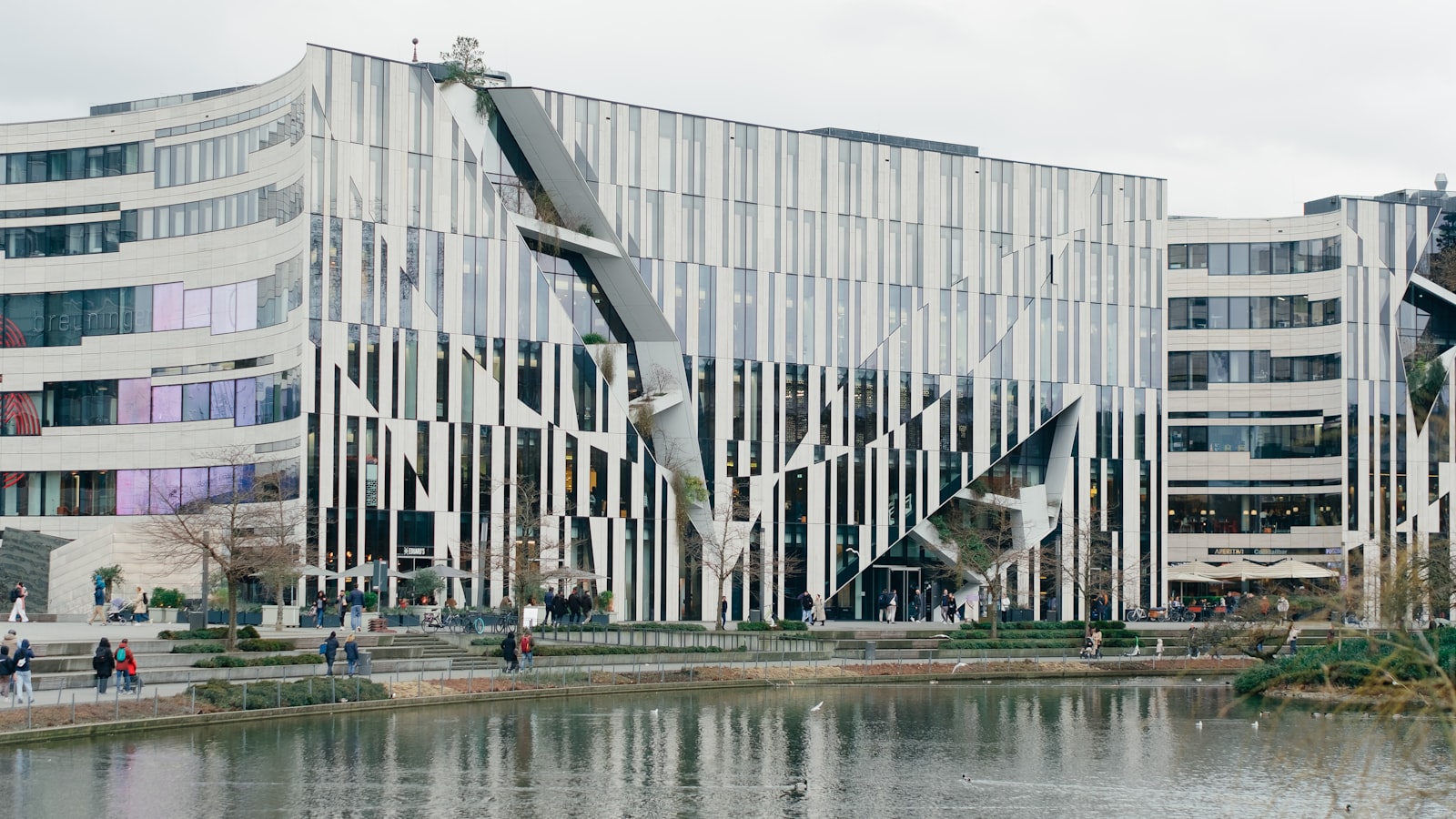 Ile de Nantes — accès camion déménagement, façades typiques, parking